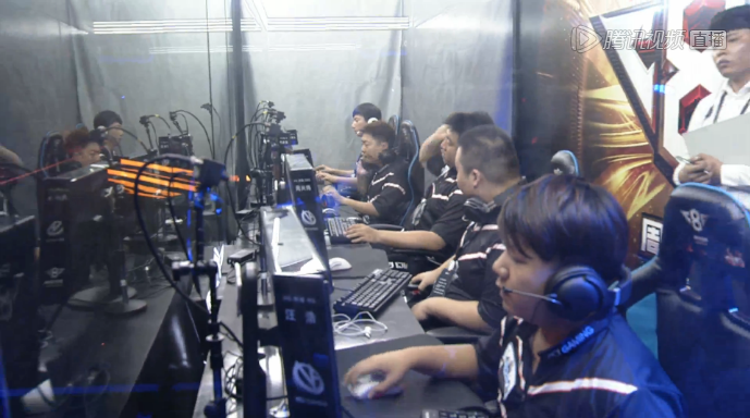 LPL解说瞳夕分享照片：是自由的感觉，海的那边是什么？